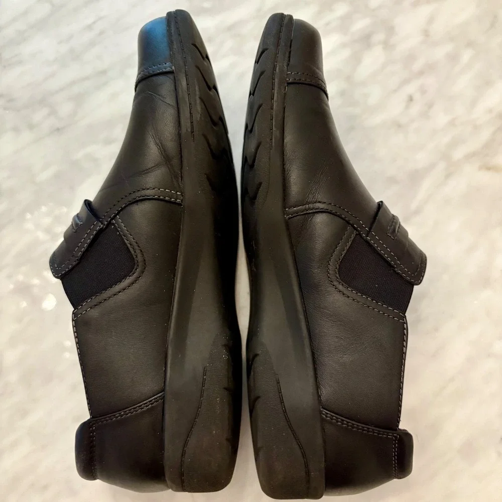 Clarks Carleigh Pearl Strapped Slip-On Shoes in Black Leather Sz‎ 8.5